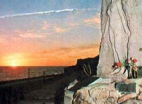Monumento en la playa La Perla, Mar del Plata, enfrente de las costas donde se sucidi un 25 de octubre de 1938