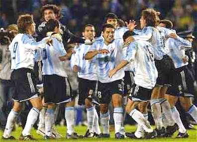 La seleccin Argentina de ftbol festejando un gol
